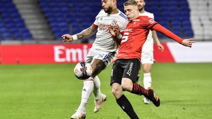 Memphis Depay et Adrien Truffert lors de la rencontre entre l'Olympique Lyonnais et Rennes pour la 28e journée de Ligue 1.  (PHILIPPE DESMAZES / AFP)