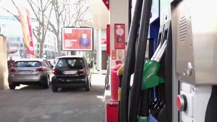 Emmanuel Macron a demandé à TotalEnergies une nouvelle remise sur le carburant, lors de son déplacement à Rungis, dans le Val-de-Marne, dans la matinée du mardi 21 février. Au début du mois, le PDG du groupe pétrolier avait évoqué une nouvelle ristourne si le litre de gazole dépassait deux euros. (FRANCE 2)