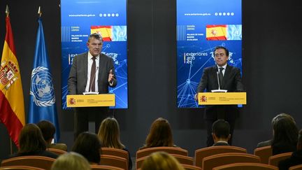 Le ministre des Affaires étrangères espagnol, José Manuel Albares, et le chef de l'UNRWA, Philippe Lazzarini, le 7 mars 2024 à Madrid (Espagne). (JAVIER SORIANO / AFP)