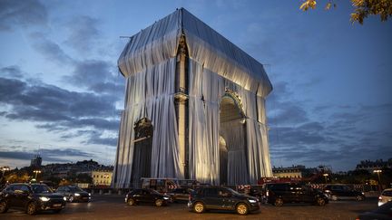 Le 12 septembre 2021 au soir, l'oeuvre posthume de Christo sur L'Arc de Triomphe prend forme.&nbsp; (SIEGFRIED MODOLA / GETTY IMAGES EUROPE)