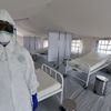 Un soignant &agrave; l'int&eacute;rieur d'une tente de traitement du virus Ebola, le 17 octobre 2014, &agrave; l'h&ocirc;pital universitaire de Yopougon (C&ocirc;te d'Ivoire). (SIA KAMBOU / AFP)