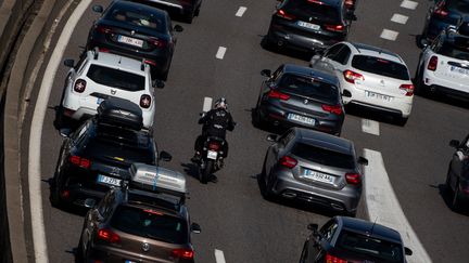 Des automobilises sur l'autoroute A6 au niveau de Lyon, le 14 août 2021. (NICOLAS LIPONNE / HANS LUCAS / AFP)