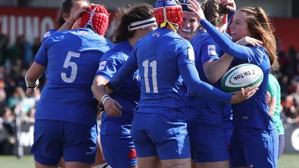 Les Françaises célèbrent l'essai de Caroline Boujard contre l'Irlande, le 1er avril 2023. (PAUL FAITH / AFP)