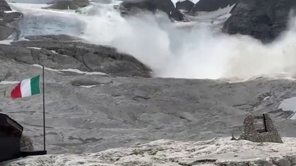 Italie : un bloc se détache du glacier de la Marmolada, faisant au moins 6 morts