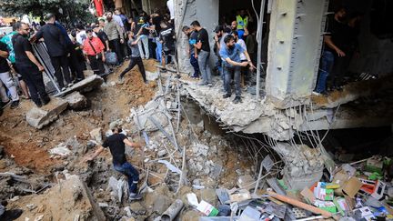 La frappe qui a visé un immeuble d'une banlieue de Beyrouth (Liban) a tué au moins 14 personnes dont deux commandants du Hezbollah, vendredi 20 septembre. (AFP)