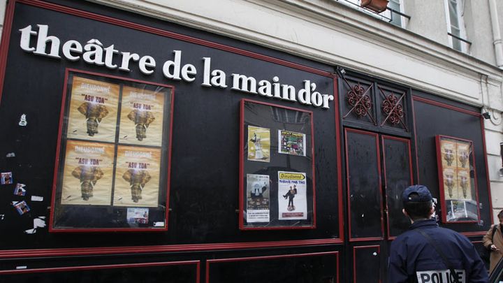 Le Théâtre de la Main d'Or à Paris, lors de sa perquisition le 28 janvier 2014
 (A.GELEBART/20MINUTES/SIPA)