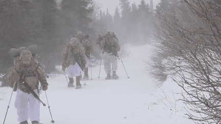 La situation dans le pôle Nord pourrait se tendre avec la présence de plusieurs puissances comme l’OTAN, la Chine ou encore la Russie. Pour s’entraîner à intervenir dans des conditions extrêmes, l’armée américaine s’entraîne en Alaska par - 30 degrés. (franceinfo)