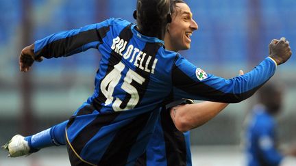 Ibrahimovic et Balotelli avec le maillot de l'Inter en 2009 (GIUSEPPE CACACE / AFP)