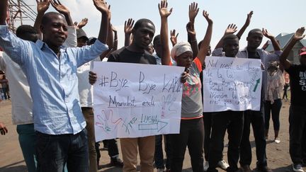 Les militants de la Lucha, notamment Luc Nkulula et Rebecca&nbsp;Kabugho, face à la police à Goma, en RDC (photo tirée du documentaire "Congo Lucha").&nbsp; (TITA PRODUCTIONS)