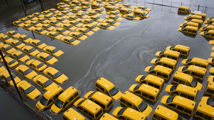 Un parking de taxis sous les eaux &agrave; Hoboken, dans le New Jersey, mardi 30 octobre 2012 apr&egrave;s le passage du cyclone Sandy.&nbsp;&nbsp; (CHARLES SYKES / AP / SIPA )