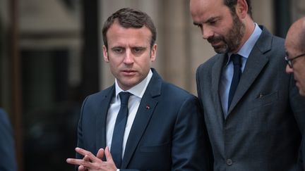 Le président de la République, Emmanuel Macron, et le Premier ministre, Edouard Philippe, se rendent à l'ambassade de Grande-Bretagne, à Paris, le 22 mai 2017. (MAXPPP)