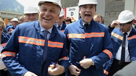 Le Premier ministre, Jean-Marc Ayrault (G), et le ministre du Redressement productif, Arnaud Montebourg, plaisantent &agrave; leur arriv&eacute;e &agrave; l'usine Rio Tinto Alcan &agrave;&nbsp;Saint-Jean-de-Maurienne (Savoie), le 13 juillet 2013. (DESMAZES / SIPA)