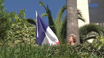 Capture d'écrant de la vidéo mise en ligne le 18 septembre 2016 par "Nice Matin", montrant la retraitée Michèle Panicali et&nbsp;le drapeau français qu'elle a planté dans le jardin de son appartement de&nbsp;Nice (Alpes-Maritimes). (NICE MATIN)