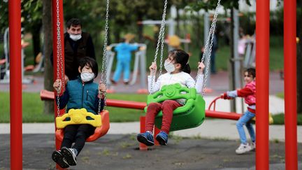 Des enfants jouent dans un parc à Ankara, en Turquie, mercredi 27 mai 2020.&nbsp; (AHMET BOLAT / ANADOLU AGENCY / AFP)