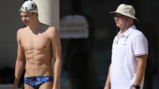 Léon Marchand et son entraîneur Bob Bowman, au rassemblement de l'équipe de France au Canet-en-Roussillon (Pyrénées-Orientales), le 7 juin 2022.&nbsp; (KEMPINAIRE STEPHANE / KMSP / AFP)