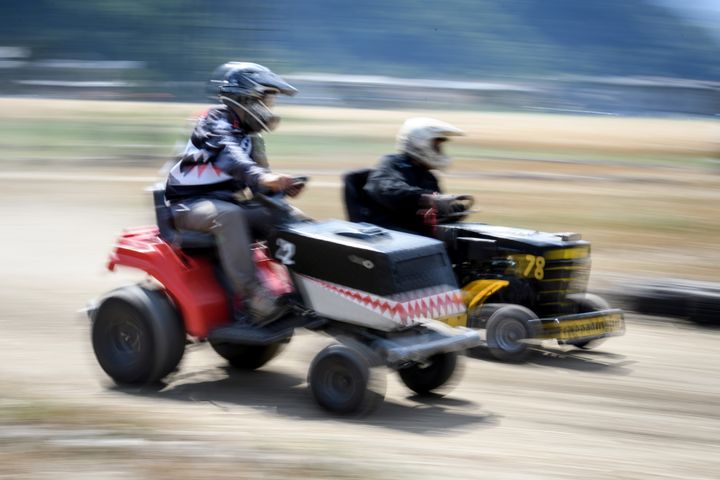 Course de tracteurs tondeuses en Suisse, en 2018. (FABRICE COFFRINI / AFP)