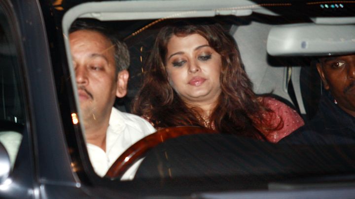 Aishwarya Rai quitte une soir&eacute;e organis&eacute;e par un industriel indien, le 28 avril 2012, &agrave; Mumbai (Inde). (INDIA TODAY GROUP / GETTY IMAGES)