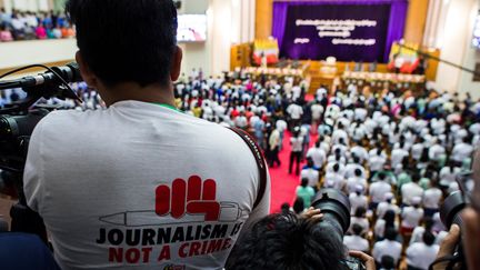 Un journaliste fait valoir ses droits à l'université de Rangoun, en Birmanie.&nbsp; (YE AUNG THU / AFP)