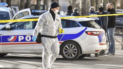 Un membre de la&nbsp;police technique et scientifique intervient devant le tribunal de Tarascon, où un détenu s'est évadé avec un commando armé, le 28 janvier 2019.&nbsp; (GERARD JULIEN / AFP)