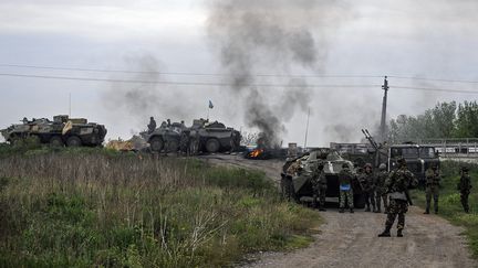 Les soldats ukrainiens &agrave; Sloviansk (Ukraine), le 2 mai 2014. (ROMAN PILIPEY / MAXPPP)