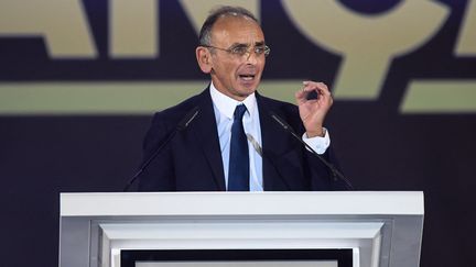 Le candidat à la présidentielle, Eric Zemmour, lors d'un meeting à Cannes (Alpes-Maritimes), le 22 janvier 2022. (BERTRAND GUAY / AFP)