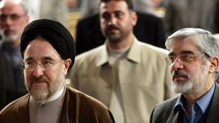 2004 : Mohammad Khatami (à gauche) avec son Premier ministre Mir Hossein Mousavi (à droite). (BEHROUZ MEHRI / FILES / AFP)