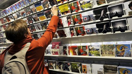 Une cliente dans le rayon musique d'un hypermarch&eacute; Leclerc, &agrave; Nantes (Loire-Atlantique). (ALAIN LE BOT / PHOTONONSTOP / AFP)