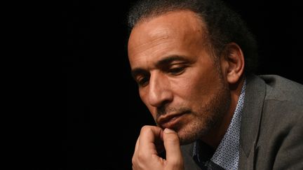 L'islamologue suisse Tariq Ramadan lors d'une conférence le 26 mars 2016 à Bordeaux en France (MEHDI FEDOUACH / AFP)