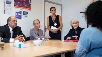 Le ministre de la Justice Eric Dupond-Moretti, la Première ministre Elisabeth Borne et la ministre déléguée chargée de l'Égalité entre les femmes et les hommes, Isabelle Rome, le 2 septembre 2022, dans le local de l'association Femmes Solidarités à Ris-Orangis (Essonne). (RAPHAEL LAFARGUE / AFP)