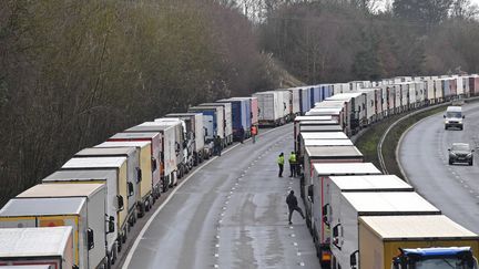 Les camions de fret restent en file sur l'autoroute M20, en direction du sud du Royaume-Uni, le 24 décembre 2020. (JUSTIN TALLIS / AFP)