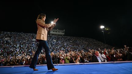 La vice-présidente des États-Unis et candidate démocrate à l'élection présidentielle Kamala Harris monte sur scène lors d'un meeting de campagne à Clarkston, en Géorgie, le 24 octobre 2024. (DREW ANGERER / AFP)