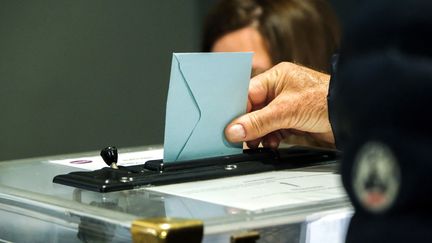 Un électeur met une enveloppe de vote dans l'urne. Photo d'illustration.&nbsp; (NICOLAS GUYONNET / HANS LUCAS)