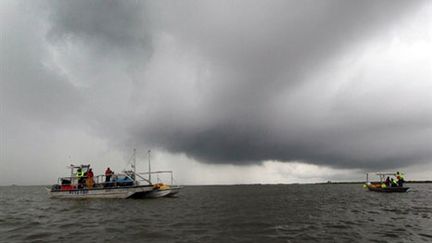 Les opérations de pompage du brut en baie de Terrebonne, en Louisiane, suspendues le 2 juillet 2010 à cause de la météo. (Joe Raedle/Getty Images/AFP)