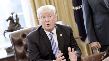 Le président américain Donald Trump dans le bureau ovale de la Maison Blanche, le 24 mars 2017 à Washington (Etats-Unis). (OLIVIER DOULIERY / DPA / AFP)