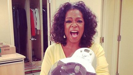 L'animatrice am&eacute;ricain Oprah Winfrey a post&eacute; sur Instagram une photo avec une friteuse sans huile de la marque Tefal, du groupe fran&ccedil;ais Seb, le 15 f&eacute;vrier 2013. (INSTAGRAM / FRANCETV INFO)