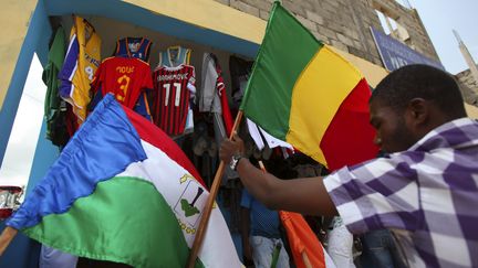 Un homme ach&egrave;te un drapeau du Mali dans une boutique de Bata, en Guin&eacute;e Equatoriale, le 19 janvier 2012, avant la Coupe d'Afrique des Nations.&nbsp; (AMR ABDALLAH DALSH / REUTERS)