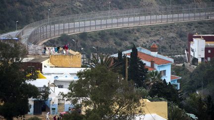 L'enclave de Ceuta constitue, avec celle de Melilla, la seule frontière terrestre entre le continent africain et l'Union européenne (UE). La surveillance y est exercée par l'Espagne et le Maroc. La barrière à la frontière de Ceuta a été construite par l'Espagne à partir de 2001. Elle fait 8 km de long, mesure 6m de haut et est dotée de capteurs électroniques. Si son franchissement se révèle difficile, son contrôle dépend beaucoup du bon vouloir du Maroc. Or, en ce moment, ce pays est dans des négociations difficiles avec l'Union européenne sur la circulation des produits agricoles. (FADEL SENNA / AFP  )