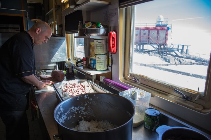 Dans les cuisines de la base Dumont-d'Urville.&nbsp; (BRUNO ET MARIE CUSA /  INSTITUT POLAIRE FRANCAIS IPEV)