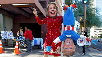 Un homme déguisé en Hillary Clinton, le 20 octobre 2016 à Phoenix, Arizona.&nbsp; (RICARDO ARDUENGO / REUTERS)