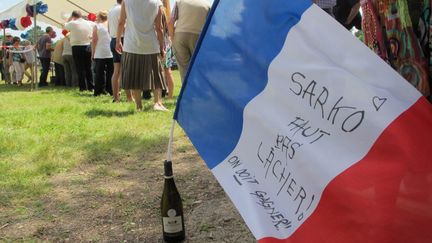 "Sarko faut pas l&acirc;cher ! On doit gagner !", clame ce drapeau, &agrave; la F&ecirc;te de la violette.&nbsp; (BASTIEN HUGUES / FRANCETV INFO)