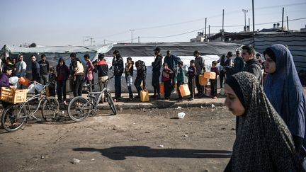 Des Palestiniens déplacés par la guerre entre Israël et le Hamas, le 18 décembre 2023 à Rafah, dans le sud de la bande de Gaza. (ABED ZAGOUT / ANADOLU / AFP)