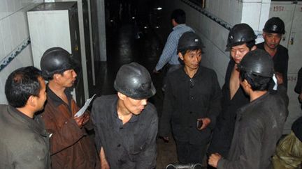 Mineurs de Yuzhou, dans le centre de la Chine, où un coup de grisou a piégé sept d'entre eux (16 octobre 2010) (AFP)