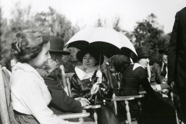 Alice-Guy Blaché (sous le parapluie) à son retour en France des Etats-Unis dans après 1914. (Copyright Splendor Films)