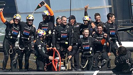 Champagne à bord d'Oracle Team USA, vainqueur de la 34e Coupe de l'America