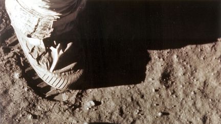 Neil Armstrong laisse une empreinte de son pied droit sur le sol lunaire, le 21 juillet 1969. (NASA / AFP)