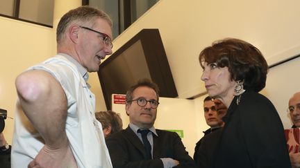 La ministre de la Santé, Marisol Touraine, s'entretient avec le directeur du département des urgences&nbsp;Dominique Pateron, devant le directeur de l'APHP, Martin Hirsch, le 27 décembre 2016 à l'hôpital Saint-Antoine. (JACQUES DEMARTHON / AFP)