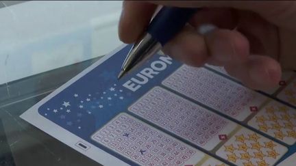 Des habitants d'Olmen, en Belgique, ont joué ensemble à l'Euromillions. Ils ont gagné 143 millions d'euros, qu'ils devront se partager en 165. (France 2)