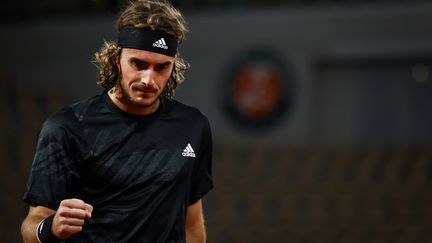 Stefanos Tsitsipas serre le poing. (THOMAS SAMSON / AFP)