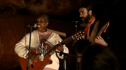 Deux des artistes dans la grotte de Saint-Marcel-d'Ardèche
 (France 3 / Culturebox)