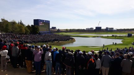 La foule compacte au trou numéro 16 de l'Albatros lors de la Ryder (Fabrice Rigobert Radio France)